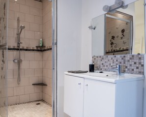 Douche, articles de toilette (gratuits), séchoir à cheveux