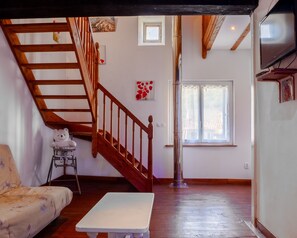 TV - House in a Hamlet in the Heart of Cathar Country (Quillan)