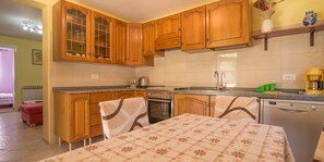 موقد طهي مسطح، غسالة أطباق، مستلزمات طهي/أطباق/أوعية