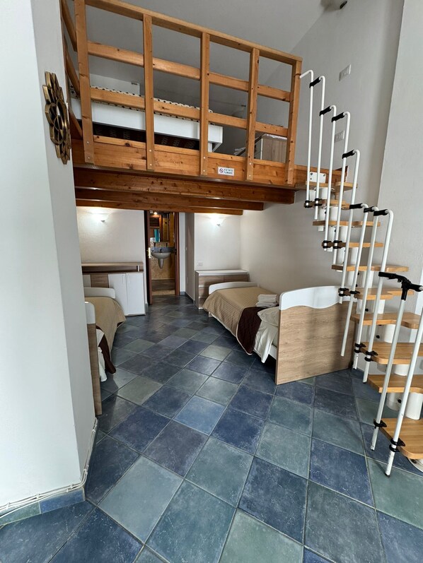 Tabla de planchar con plancha y ropa de cama