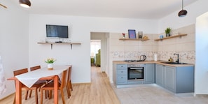 Fridge, oven, stovetop, cookware/dishes/utensils