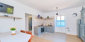 Fridge, oven, stovetop, cookware/dishes/utensils - Pino 1 in Veli Lošinj (Veli Lošinj)