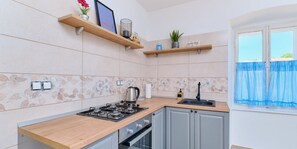 Frigorifero, forno, piano cottura, pentole/stoviglie/utensili