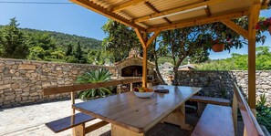 Outdoor dining - Orange house in Veli Losinj (Veli Lošinj)