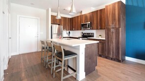 Refrigerador y comedor 