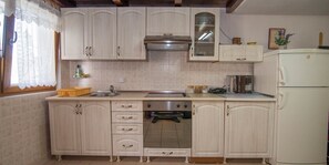 Fridge, oven, stovetop, cookware/dishes/utensils - Jasna - Punta Kriza in Punta Križa (Punta Križa)