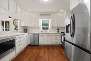 Fridge, microwave, oven, stovetop - Spacious 5BR Home in Smyrna – Walk to Vinings, ATL (Smyrna)