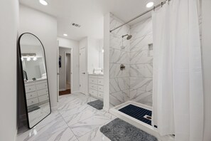 Shower, hair dryer, towels, soap - Spacious 5BR Home in Smyrna – Walk to Vinings, ATL (Smyrna)