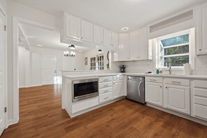 Fridge, microwave, oven, stovetop - Spacious 5BR Home in Smyrna – Walk to Vinings, ATL (Smyrna)