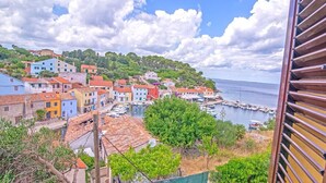 Une ville côtière aux bâtiments aux couleurs vives, dotée d’un port de plaisance et offrant une vue sur la mer.