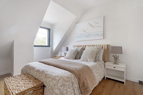 Bed and Breakfast 'Les Goélands - 1' with Shared Garden and Wi-Fi