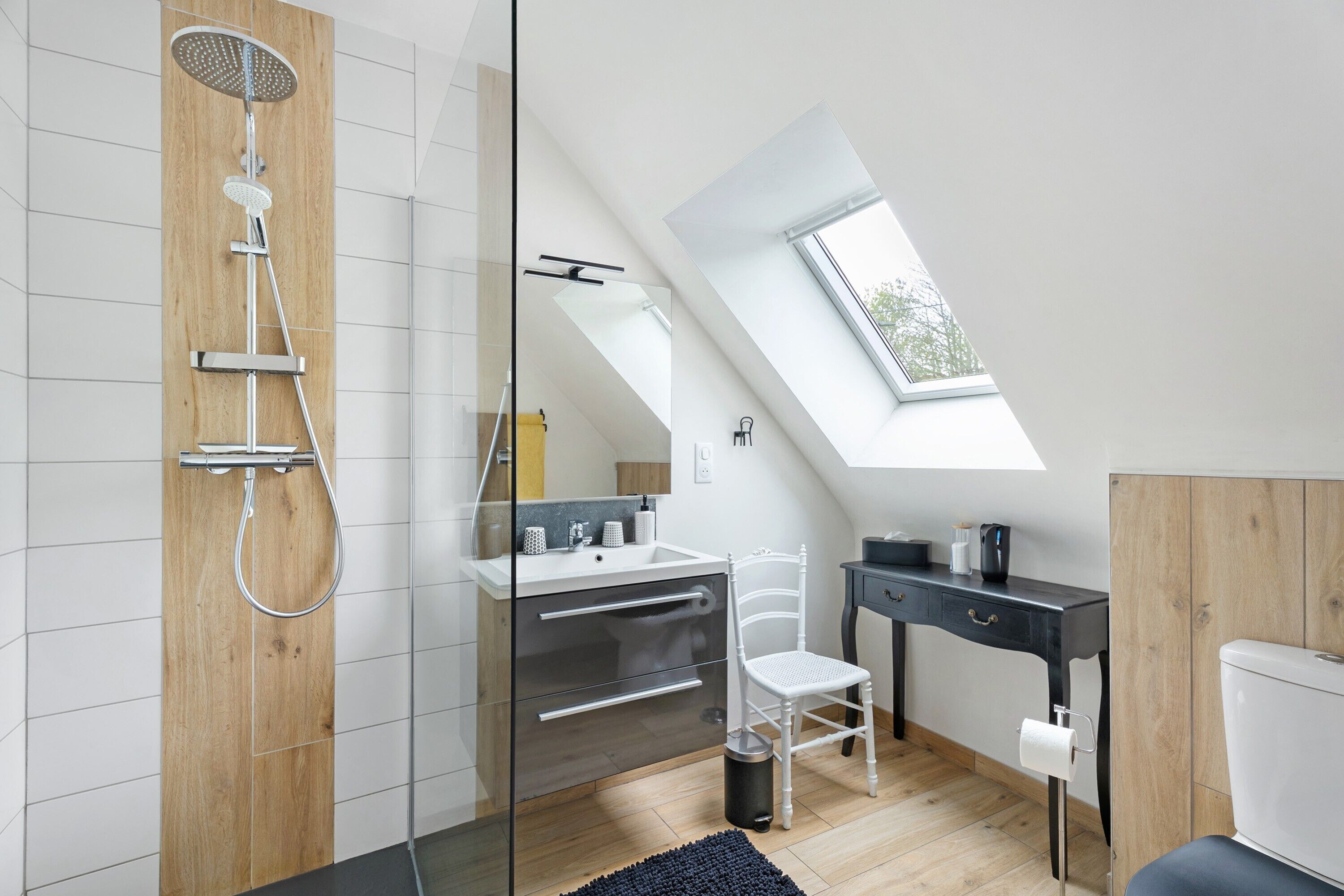 Een douche, een haardroger, handdoeken