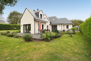 Exterior - Bed and Breakfast 'Les Goélands - 2' with Shared Garden and Wi-Fi (Saint-Cast-le-Guildo)