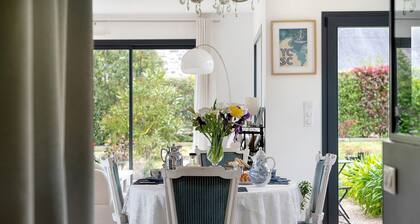 Bed and Breakfast 'Les Goélands - 2' with Shared Garden and Wi-Fi