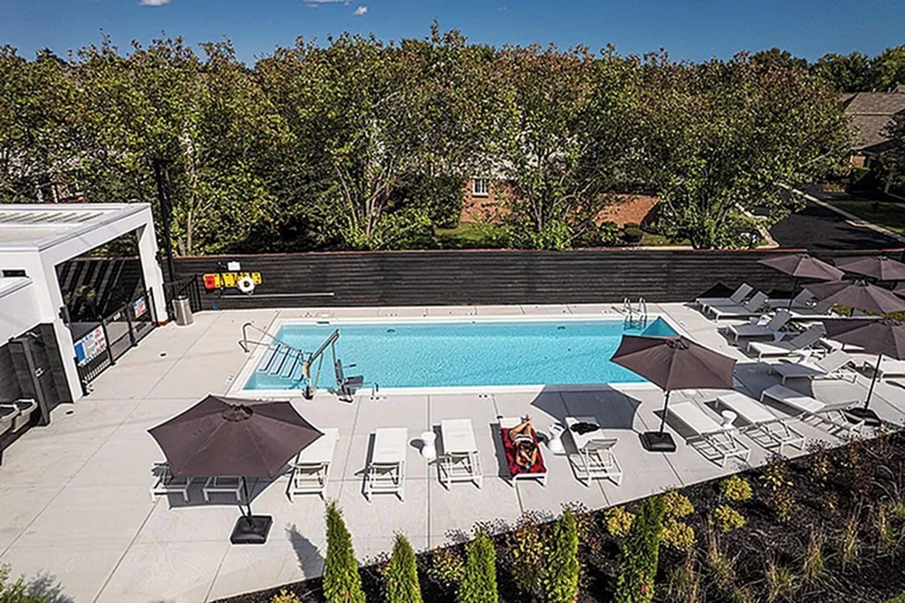 Hồ bơi ngoài trời, ghế dài tắm nắng 