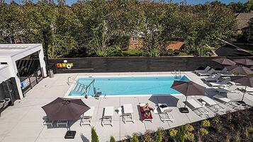 Hồ bơi ngoài trời, ghế dài tắm nắng