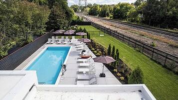 حمّام سباحة خارجي، مقاعد للتشمس