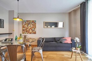 Living area - Spacious apartment 2 bedrooms + 2 bathrooms in Eixample parking (Barcelona)