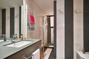 Dusche, Haartrockner, Handtücher, Seife