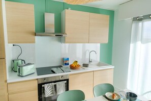 Fridge, microwave, oven, stovetop - Private Parking, A/C, WiFi, Quiet Area, View, Beach 300m, Families Couples (Sainte-Maxime)
