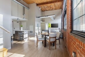 In-room dining - Landing Apartments Prospect Hill Historic District (New Haven)