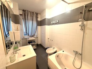 Haartrockner, Bidet, Handtücher