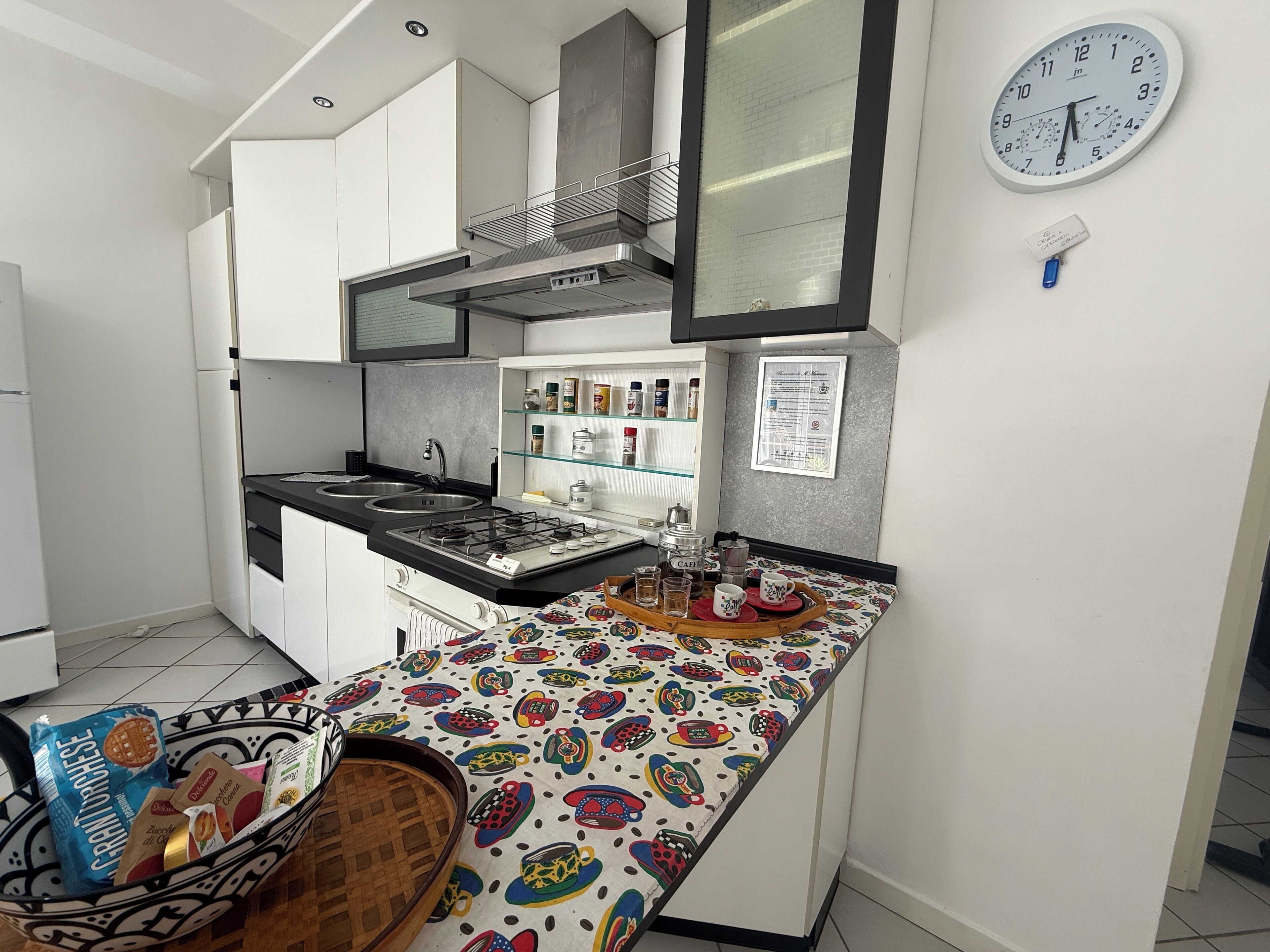 Frigorifero, microonde, forno, piano cottura