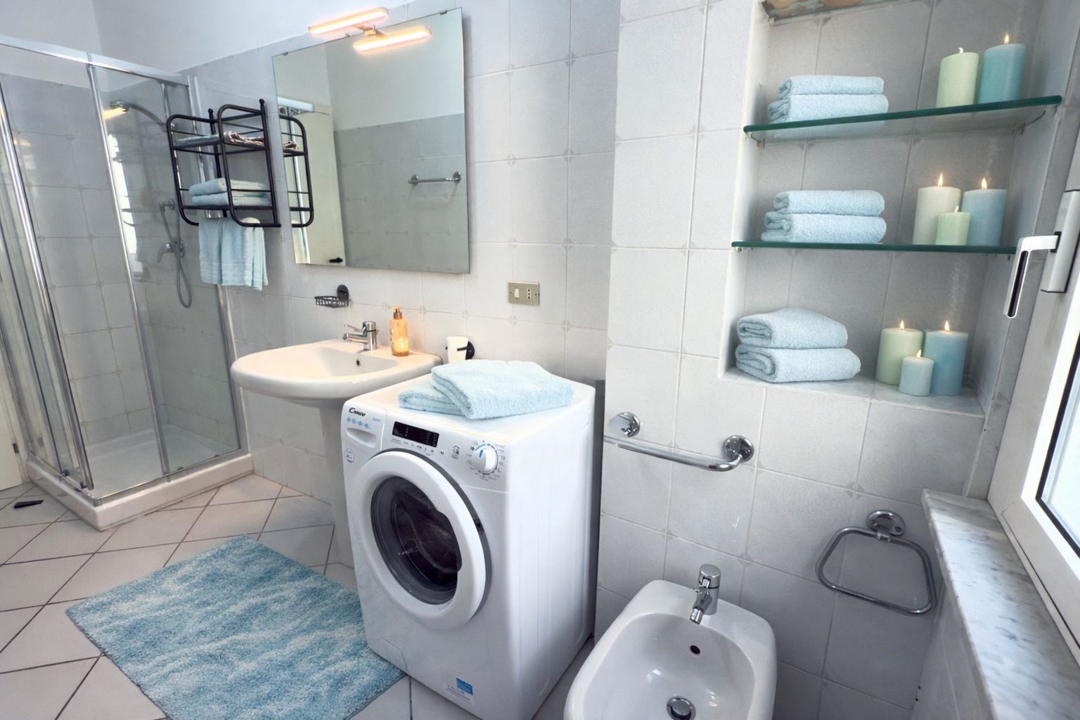 Een douche, een haardroger, een bidet, handdoeken