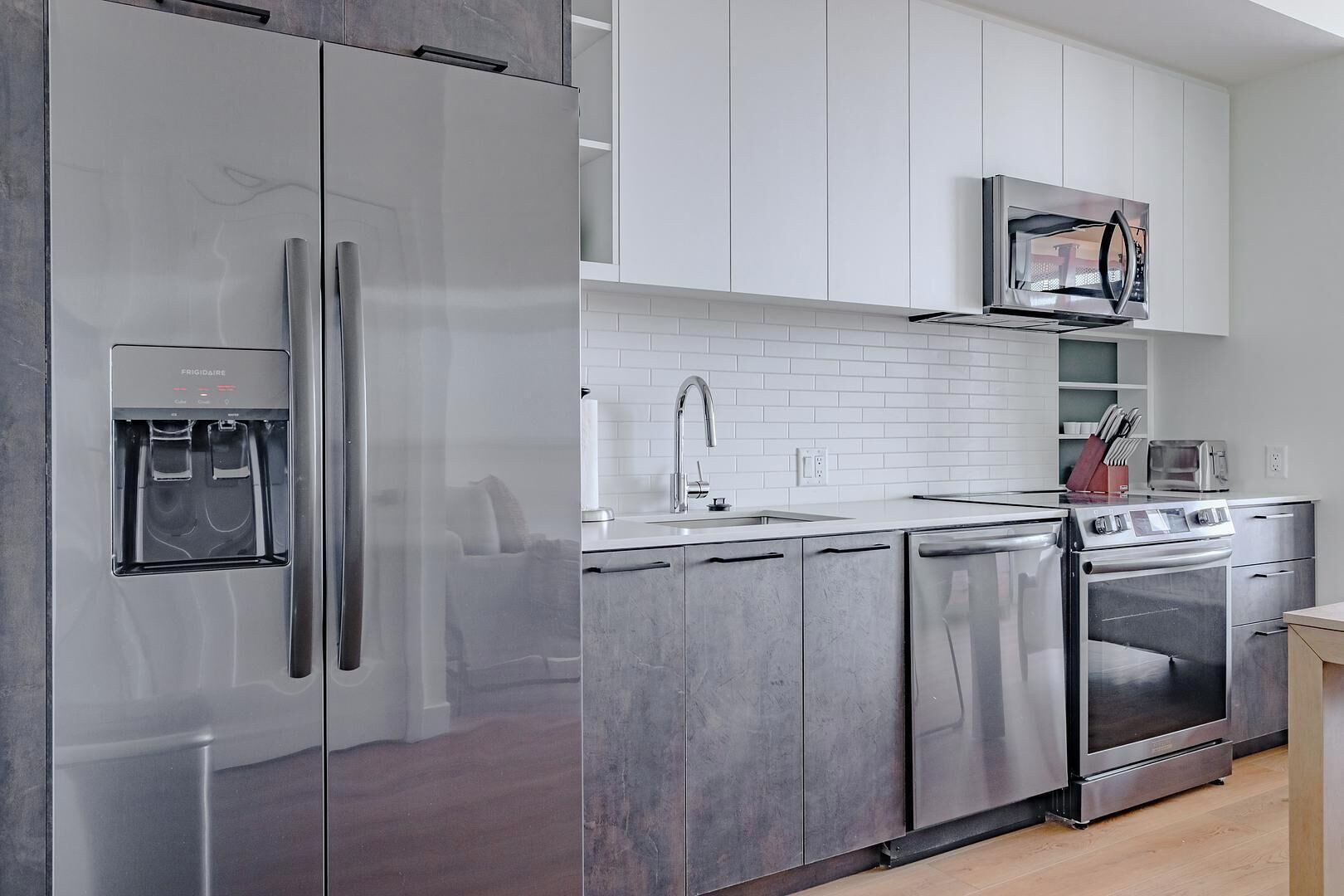 Een koelkast, eettafels