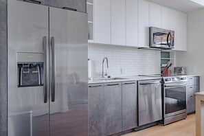 Een koelkast, eettafels