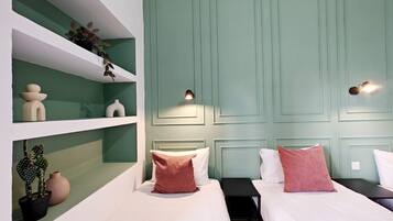 Desk, iron/ironing board, WiFi, bed sheets