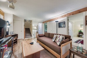 Smart-TV, Kamin, Bücher, Musikbibliothek