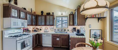 冷蔵庫、電子レンジ、オーブン、コンロ