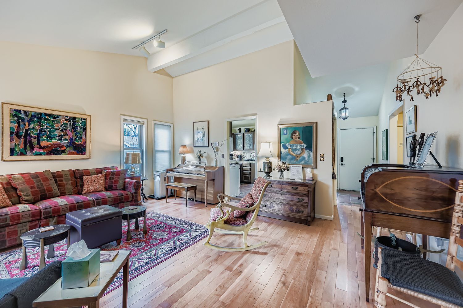 تلفزيون ذكي، مدفأة، كُتُب، مكتبة موسيقى