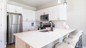 Réfrigérateur, table de salle à manger