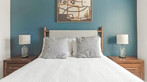 Työpöytä, silitysrauta/-lauta, Wi-Fi, vuodevaatteet