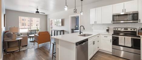 Réfrigérateur, tables à manger