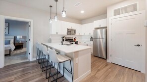 Réfrigérateur, table de salle à manger