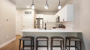 Jääkaappi, ruokailupöytä