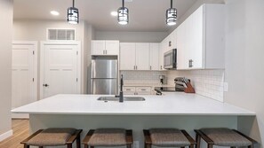 Jääkaappi, ruokailupöytä