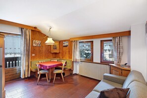 TV - Alpine Ladybug Apartment in Livigno – Cozy Retreat for 4 Guests (Livigno)