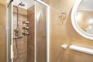 Shower, hair dryer, towels - Alpine Ladybug Apartment in Livigno – Cozy Retreat for 4 Guests (Livigno)