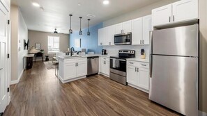 Réfrigérateur, tables à manger