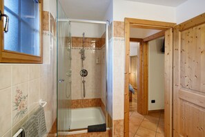 Douche, sèche-cheveux, serviettes fournies