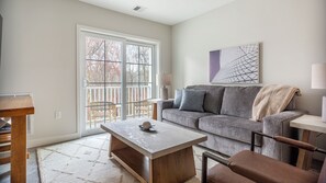 Căn hộ (2 Bedrooms) | Phòng khách | TV 50-inch có truyền hình kỹ thuật số, banh bàn, bàn bóng bàn 