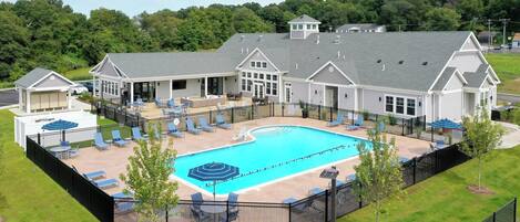 Outdoor pool, free pool cabanas, pool loungers