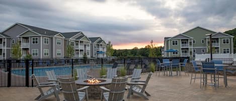 Outdoor pool, free pool cabanas, pool loungers