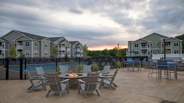 Outdoor pool, free pool cabanas, pool loungers - Landing Apartments Vernon (Vernon)