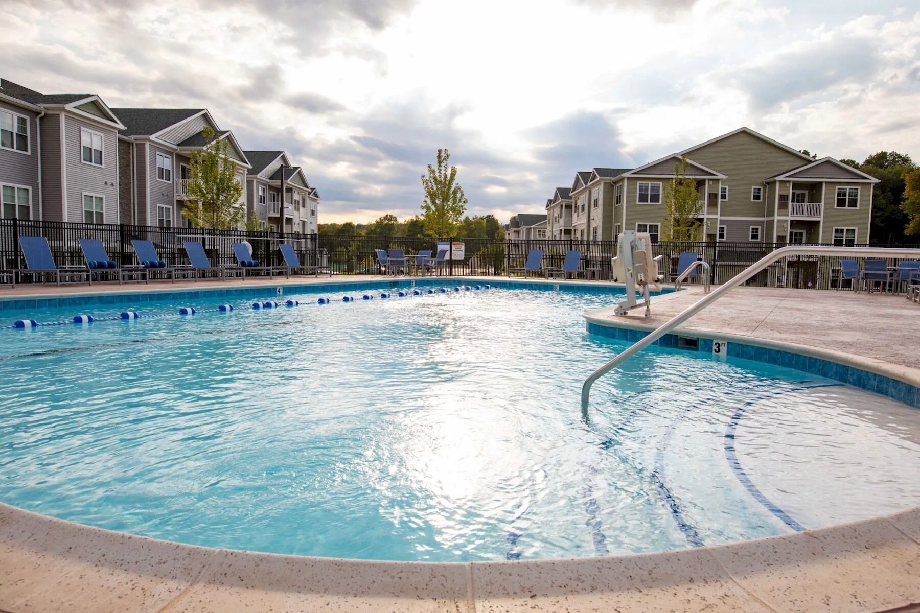 Hồ bơi ngoài trời, lều miễn phí, ghế dài tắm nắng 