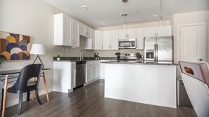Apartment (2 Bedrooms) | Private kitchen | Fridge, coffee/tea maker - Landing Apartments Vernon (Vernon)